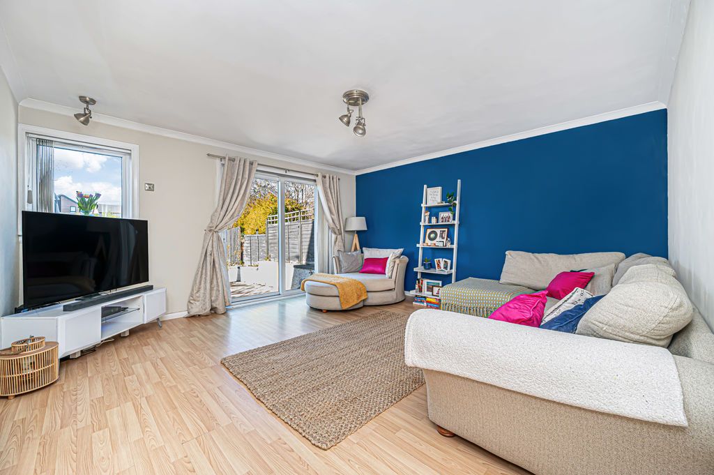 Property photo 3 of 23 Lounge