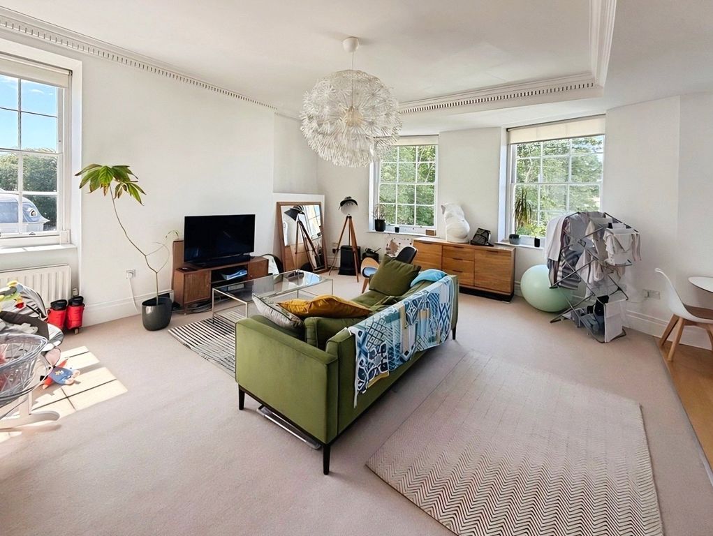 Property photo 2 of 12 Spacious Living Room