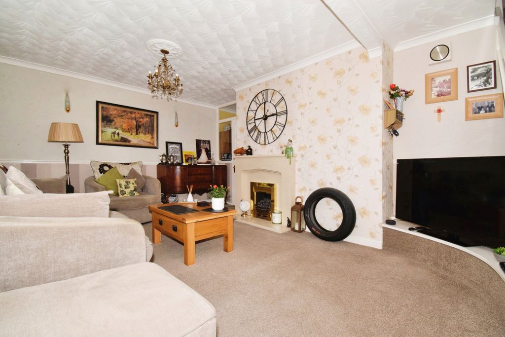 Property photo 2 of 17 Lounge