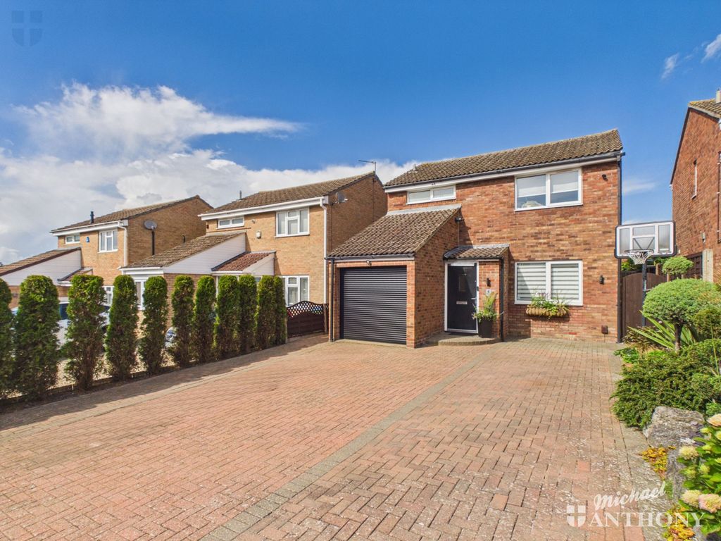 Property photo 1 of 16 Cam03218G0-Pr1056-Still027