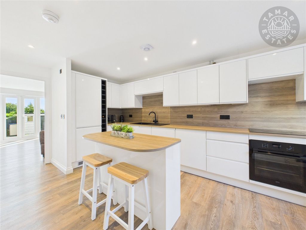 Property photo 2 of 16 Kitchen/Dining Room