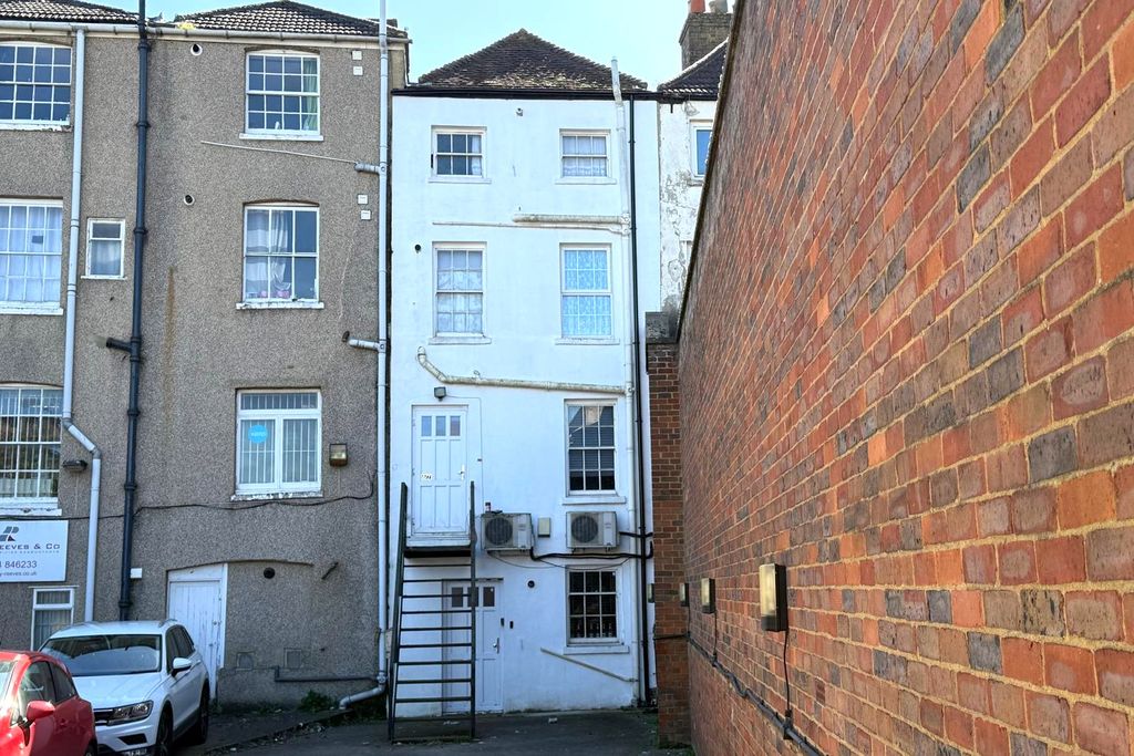 Property photo 2 of 5 67 High Street, Chatham, Kent Me4 4EE