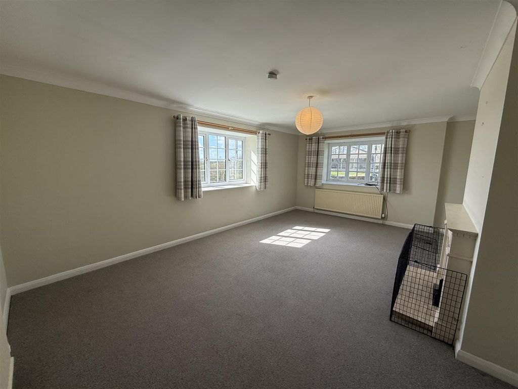 Property photo 3 of 19 Living Room