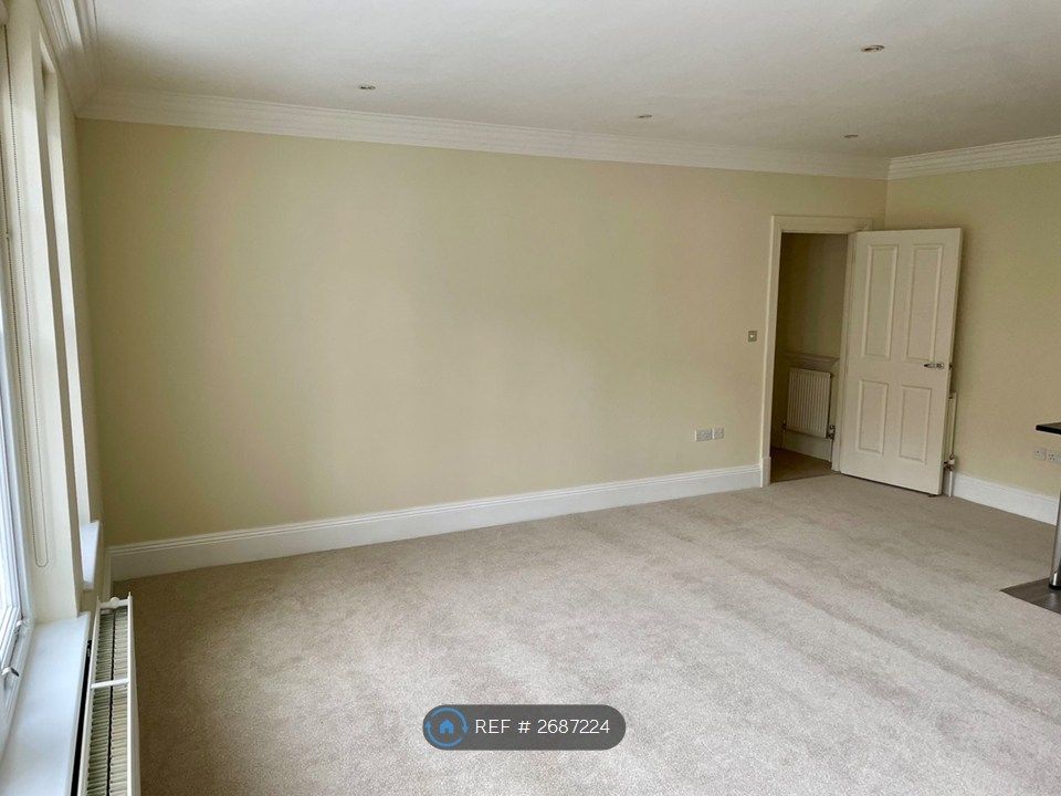 Property photo 3 of 17 Living Room