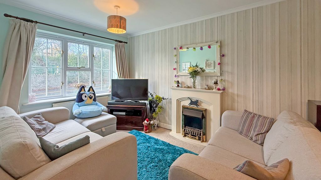 Property photo 3 of 16 Lounge