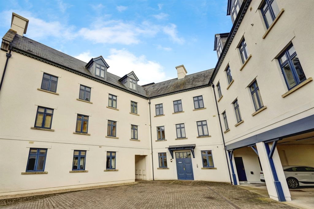 Property photo 2 of 20