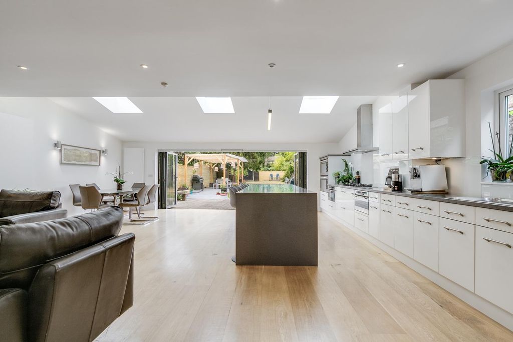 Property photo 3 of 42 Churchfields 15-26.Jpg