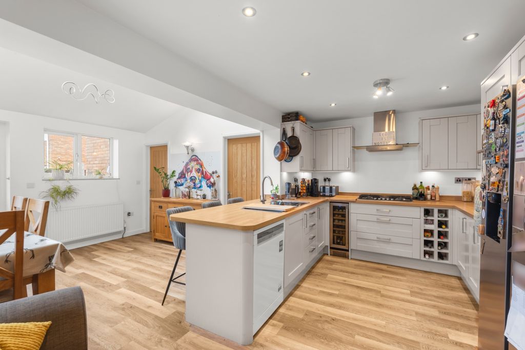 Property photo 2 of 24 5436984