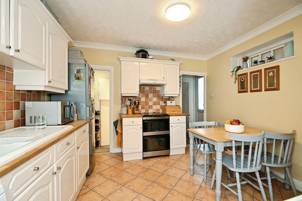 Property photo 2 of 19 Kitchen