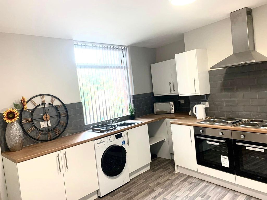 Property photo 3 of 23 Kitchen