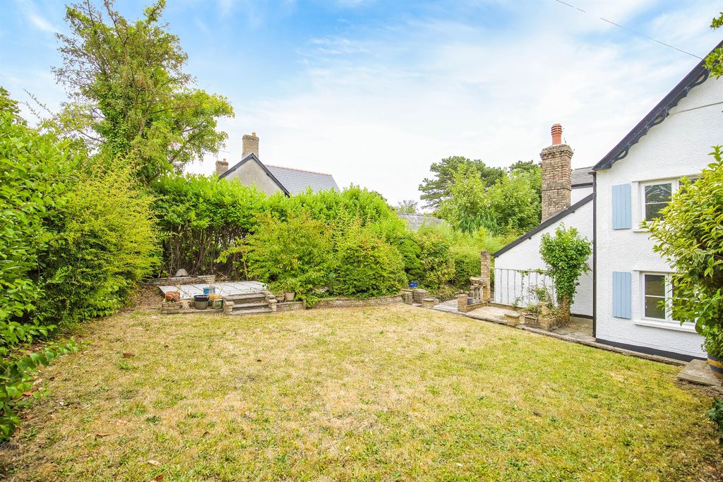 Property photo 2 of 33
