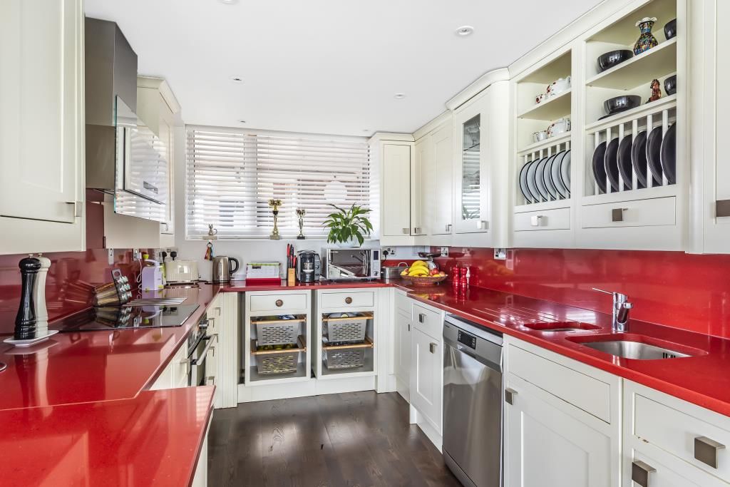 Property photo 3 of 9 Kitchen