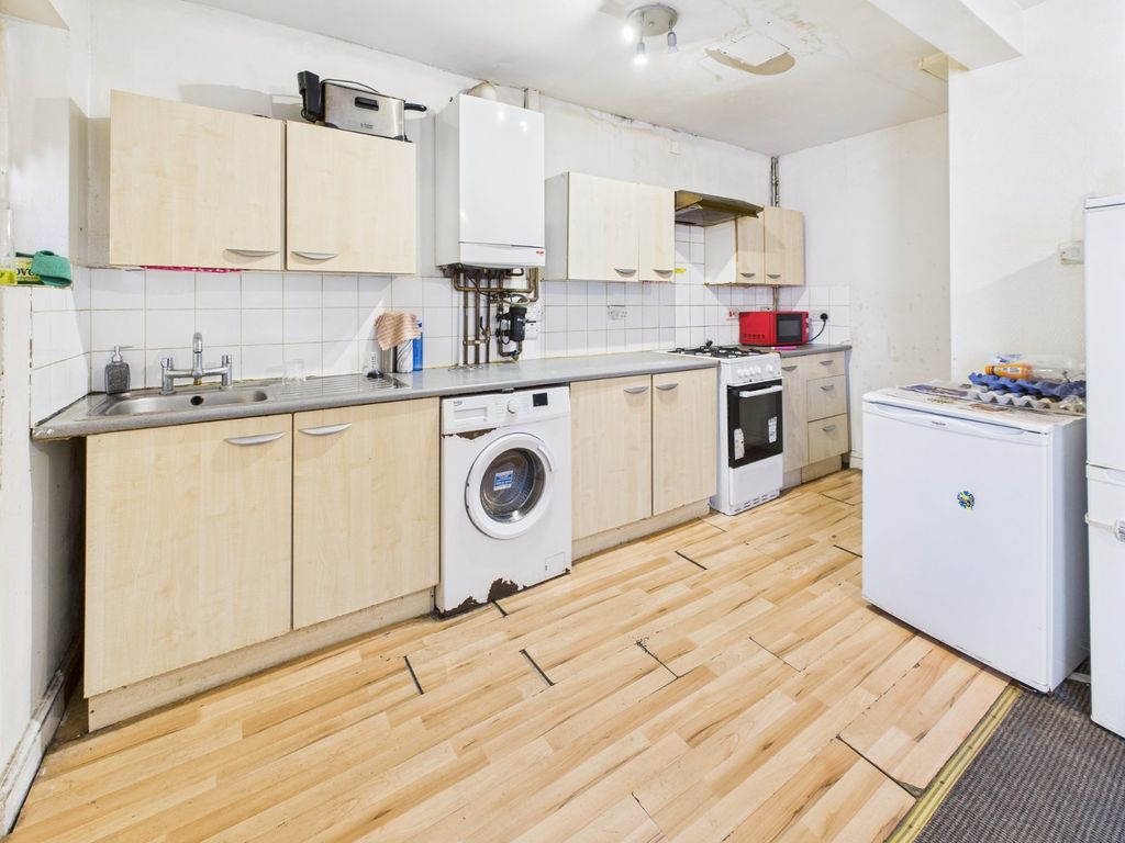 Property photo 3 of 10 Kitchen