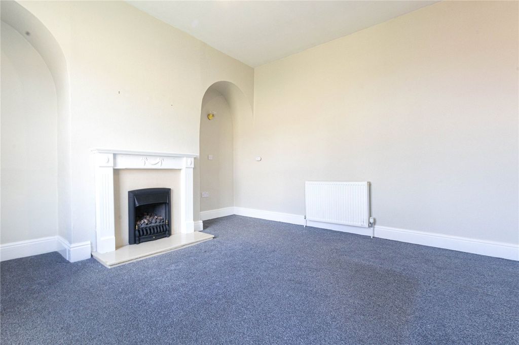 Property photo 3 of 17 Lounge