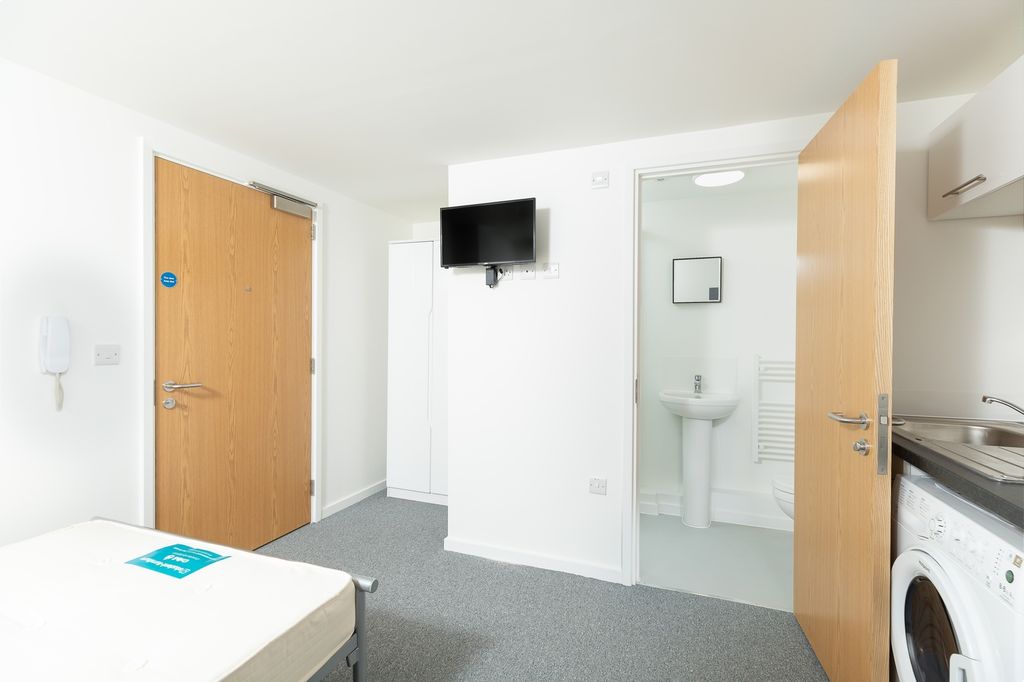 Property photo 3 of 5 A Bright And Tidy Double Bedroom, Perfect For Stud...