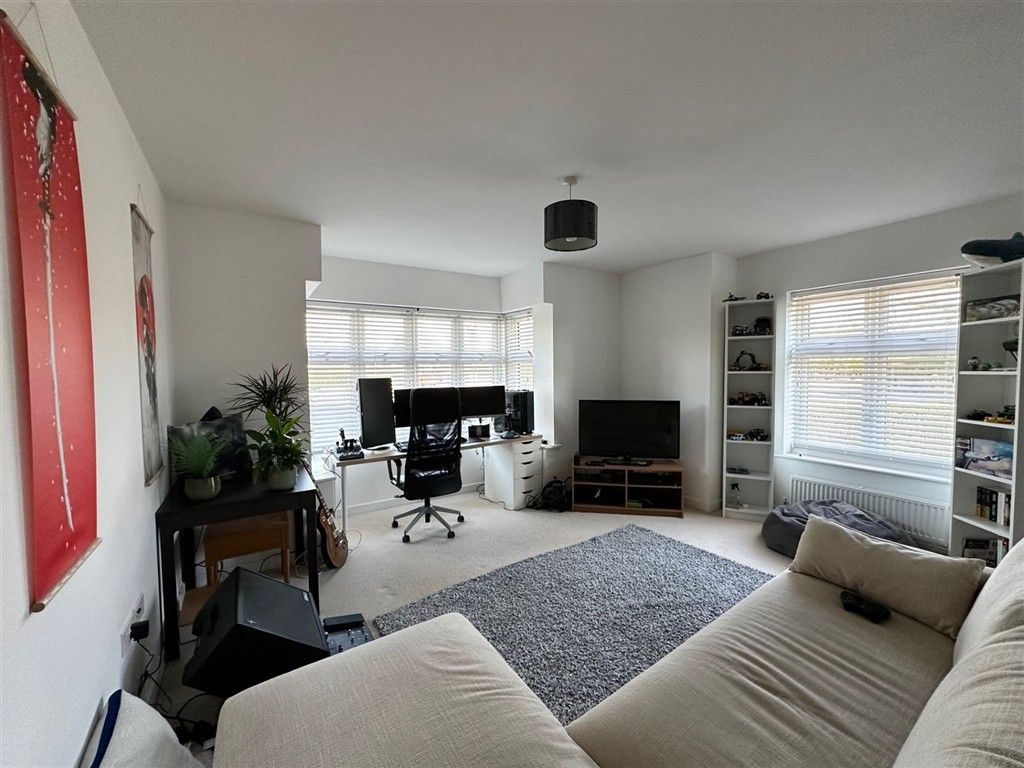 Property photo 3 of 11 Lounge 2 New