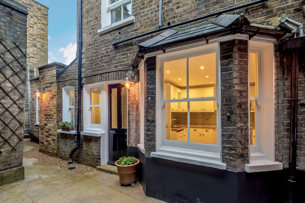 Property photo 1 of 8