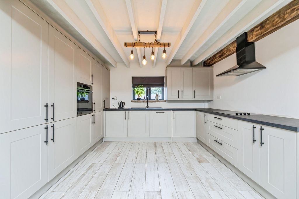 Property photo 3 of 19 Pbox-Kitchen-333302.Jpg