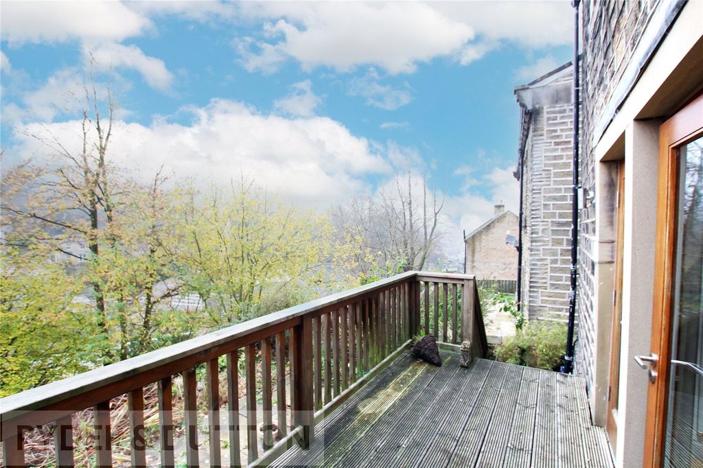 Property photo 2 of 26 Rear Decked Garden