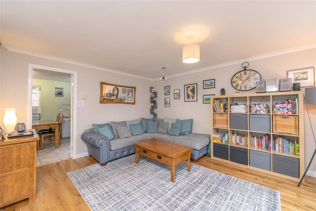 Property photo 3 of 31 Lounge Alt