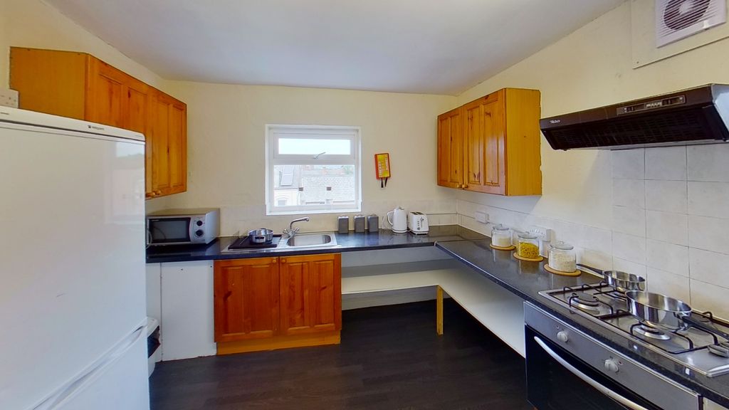 Property photo 3 of 20 Kitchen 2