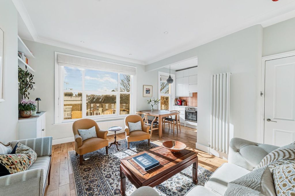 Property photo 1 of 9 Tff, 24 Leysfield Road-4.Jpg