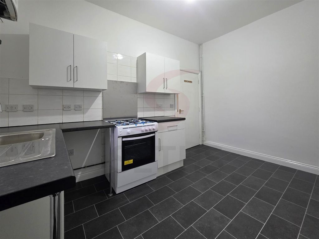 Property photo 3 of 8 Kitchen