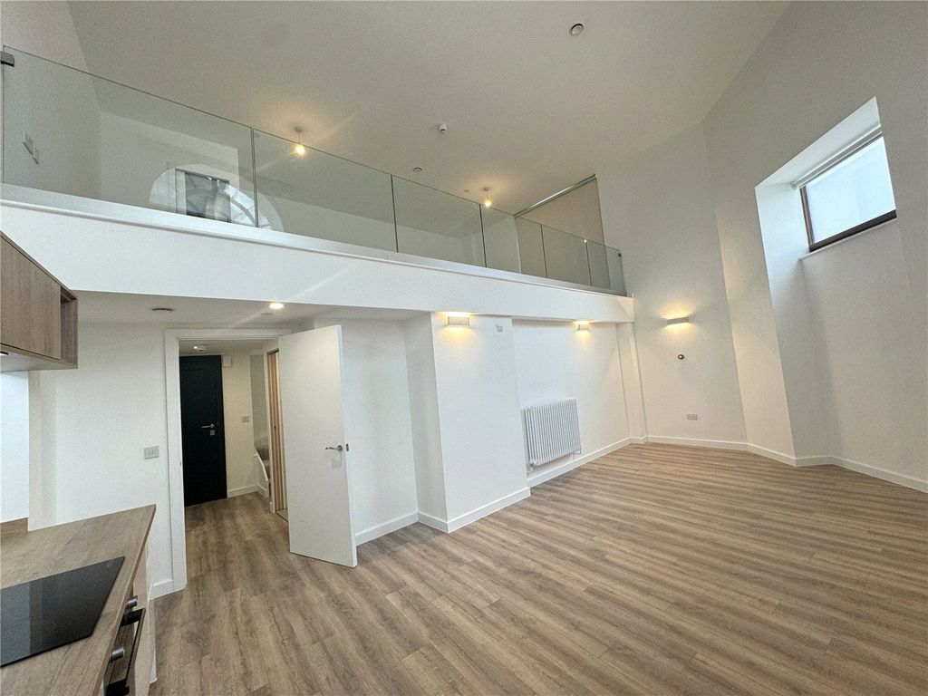 Property photo 3 of 10 Flat 002