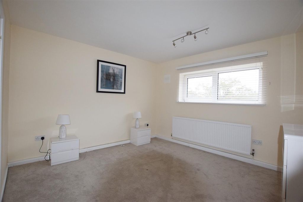 Property photo 3 of 5 11Champsteadhstbed1.Jpg