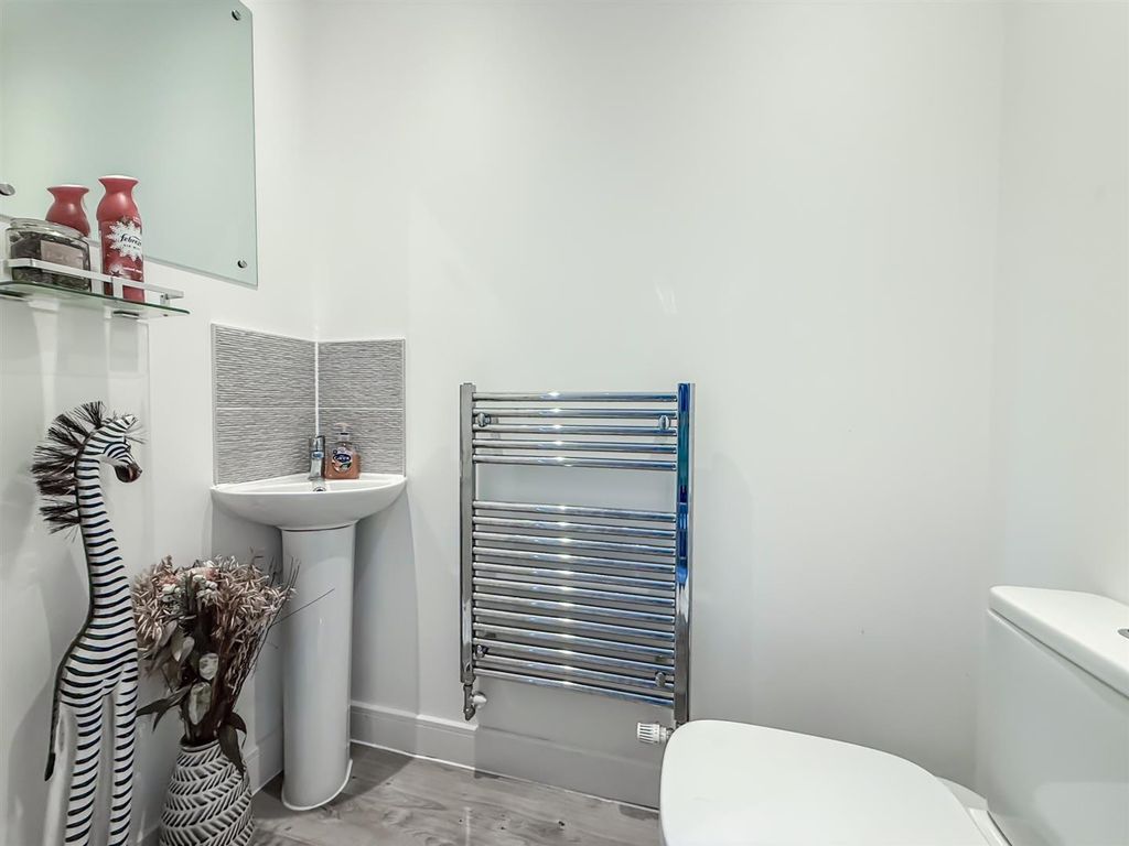 Property photo 3 of 18 Cloakroom