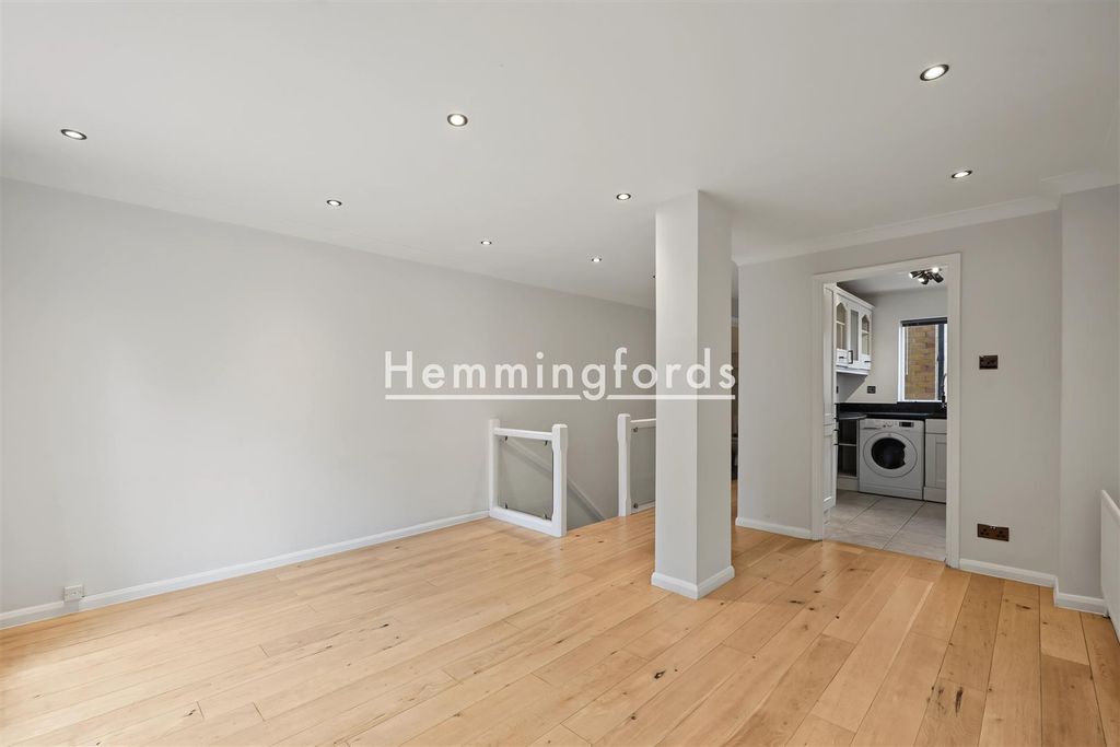 Property photo 1 of 15 Welland Mews E1W-12.Jpg