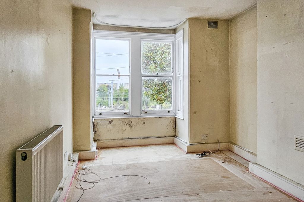 Property photo 3 of 12 125B Harley Road, Harlesden, London Nw10 8Ay