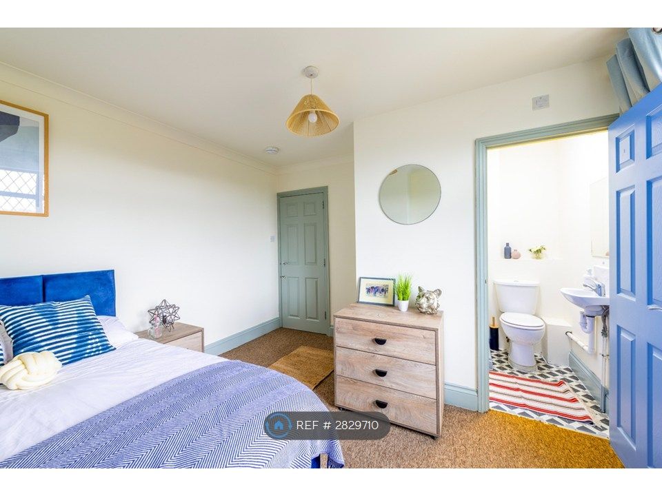 Property photo 1 of 25 Room 5 Ensuite - Let