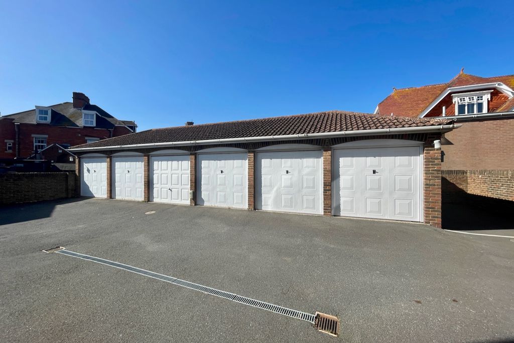 Property photo 3 of 13 Garage