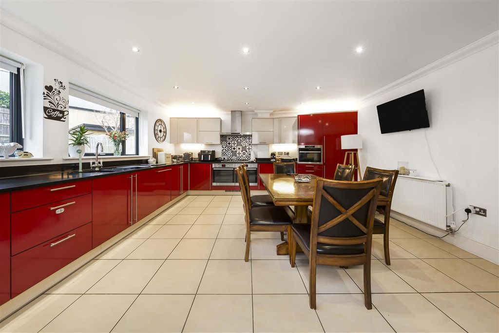 Property photo 2 of 32