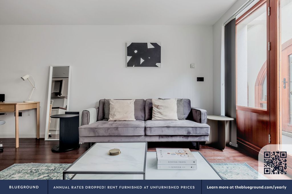 Property photo 3 of 18 Living Room