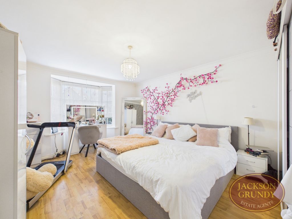 Property photo 3 of 6 3 Hidcote Way