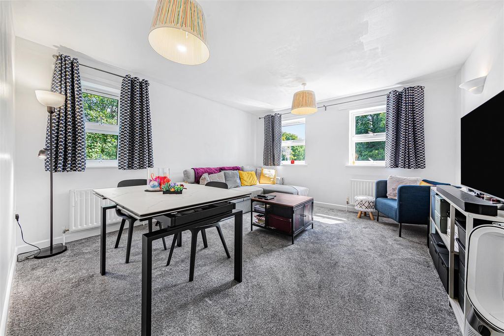 Property photo 2 of 8 Flat 12, 100 Byegrove Rd, London Sw19 2Bj-5.Jpg