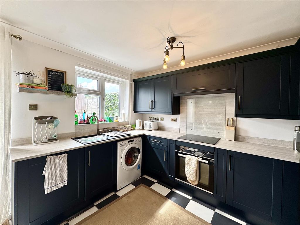 Property photo 3 of 17 Kitchen