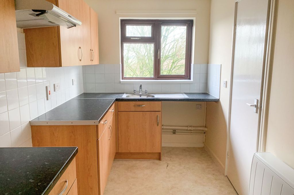 Property photo 3 of 17 Flat 278 Lyde Road, Yeovil, BA21 5Pn