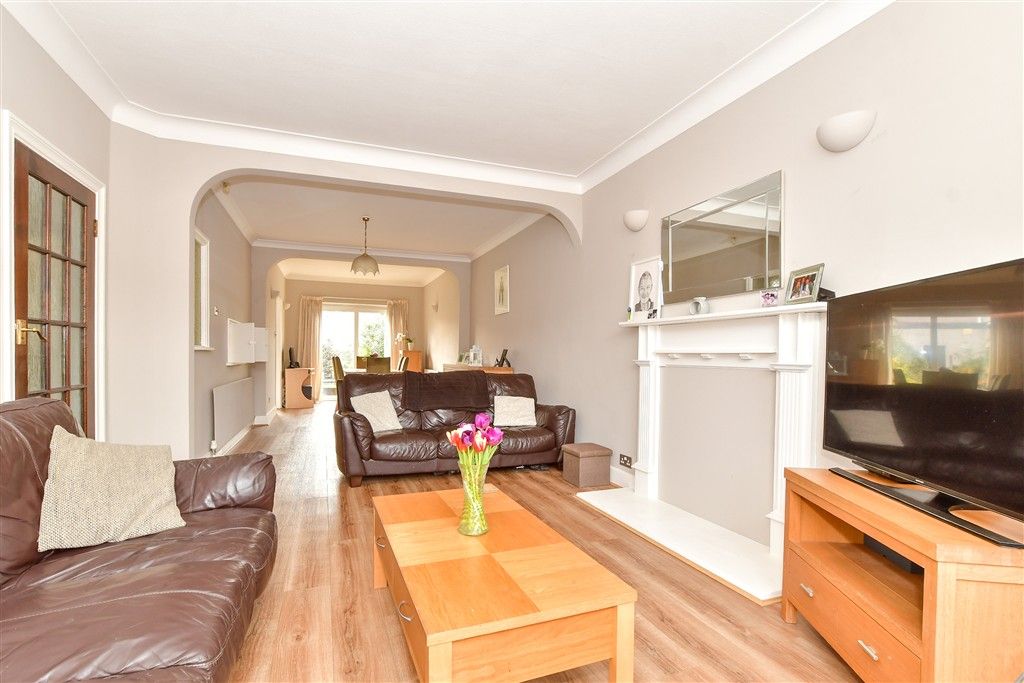 Property photo 3 of 16 Lounge