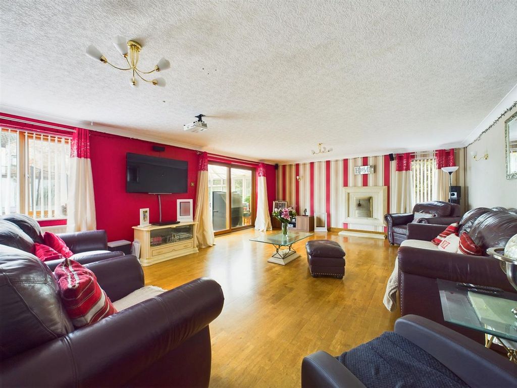 Property photo 2 of 34 Lounge