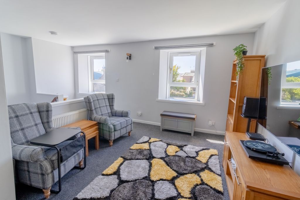 Property photo 1 of 21 Lounge 2