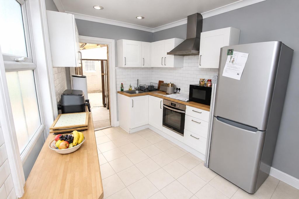 Property photo 2 of 12 Kitchen