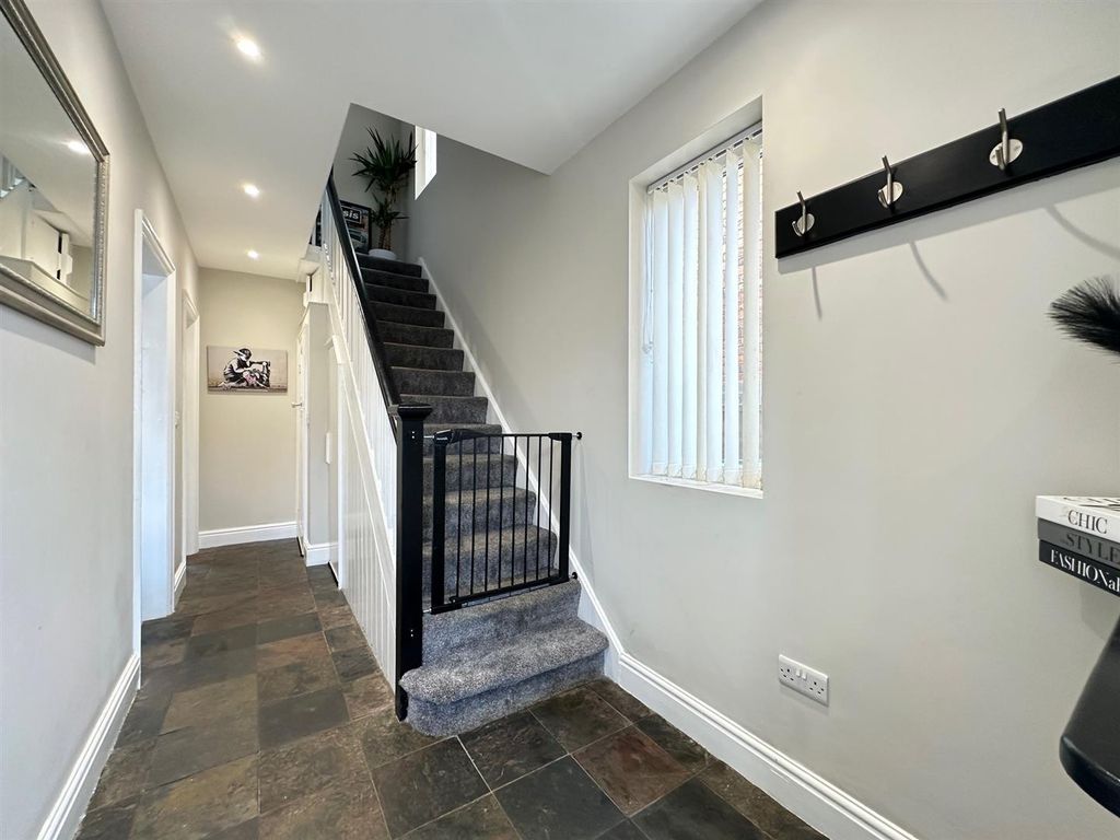 Property photo 3 of 18 Ent Hall 2.Jpg