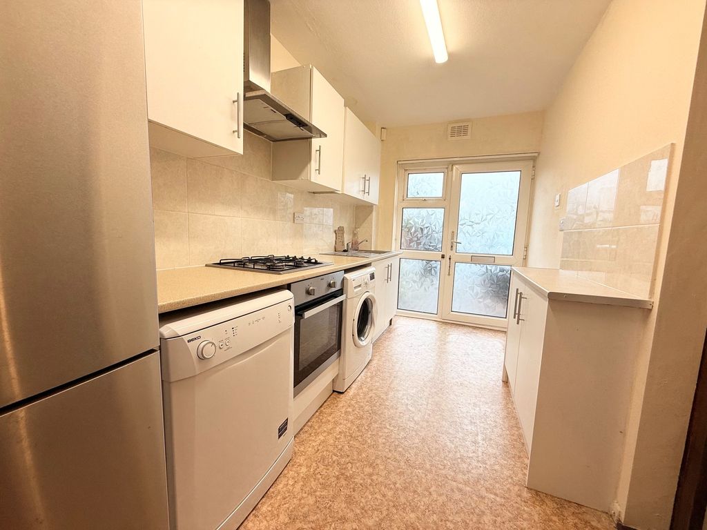 Property photo 3 of 11 Kitchen