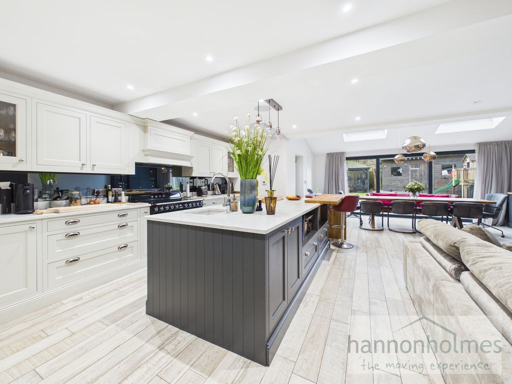 Property photo 2 of 54 Cam05283G0-Pr0153-Still033