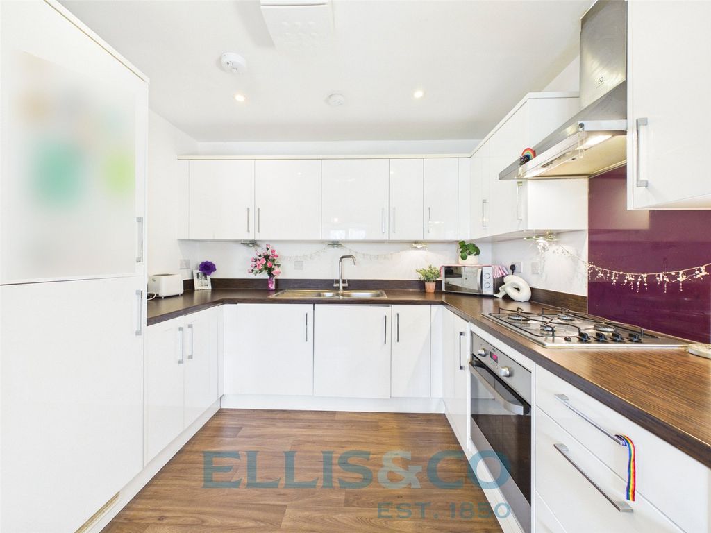 Property photo 2 of 12 Picture No. 27