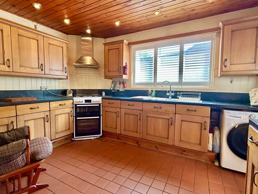 Property photo 3 of 28 Breakfast Kitchen