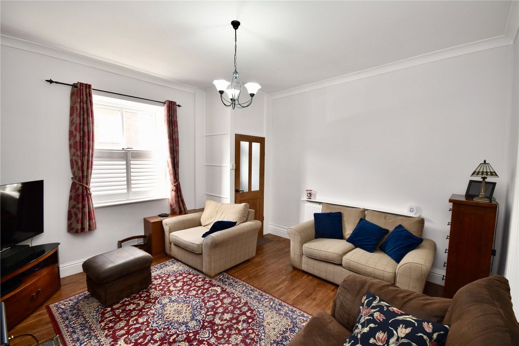 Property photo 3 of 11 Lounge